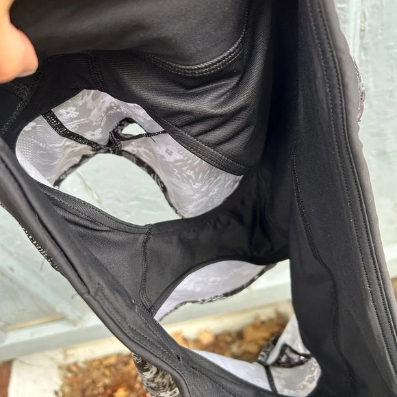 Lululemon Chase Me Short *SW 2017 Seawheeze - WBCO / BLK, size 6 - Picture 9 of 11